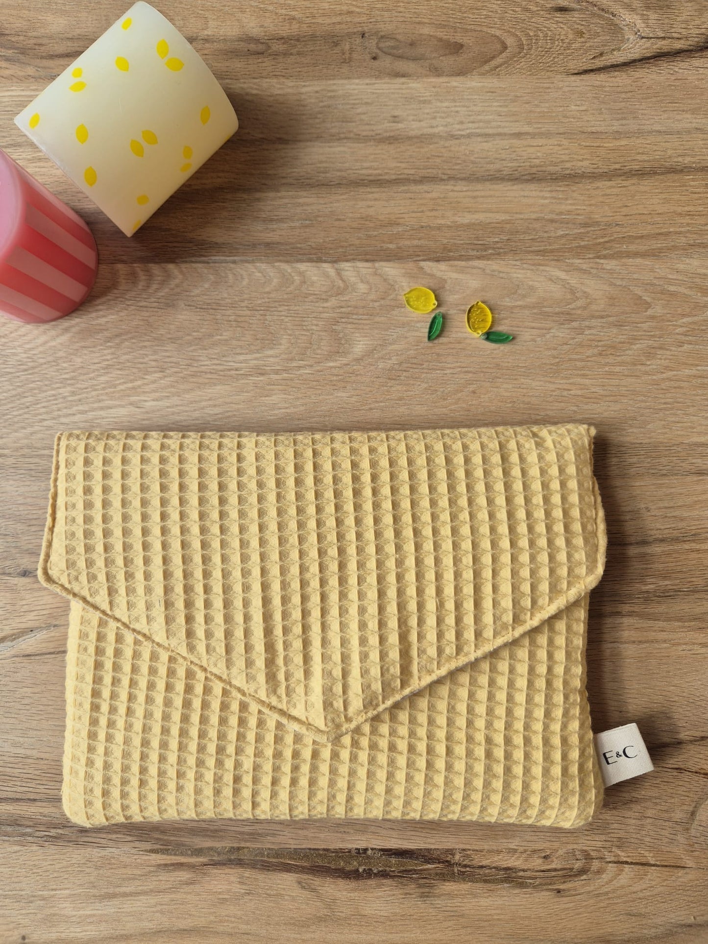 Manon- The tablet pouch