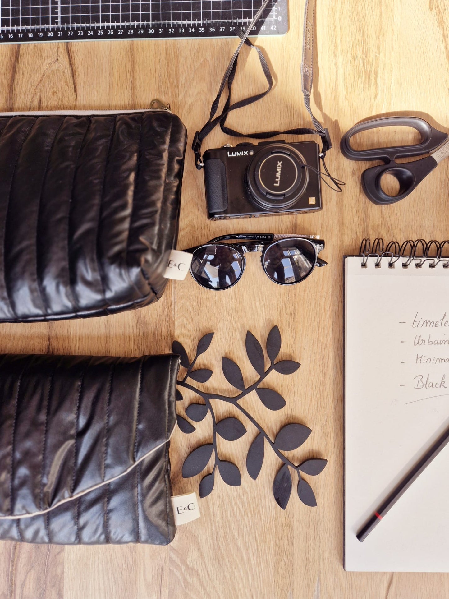 Manon- The tablet pouch