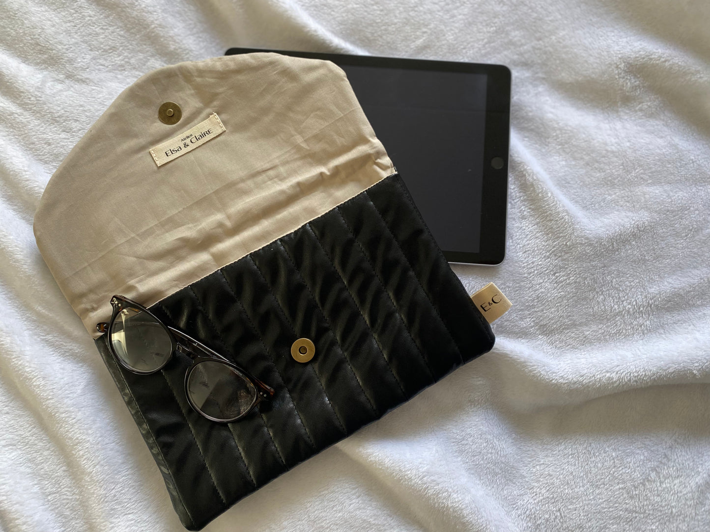 Manon- The tablet pouch