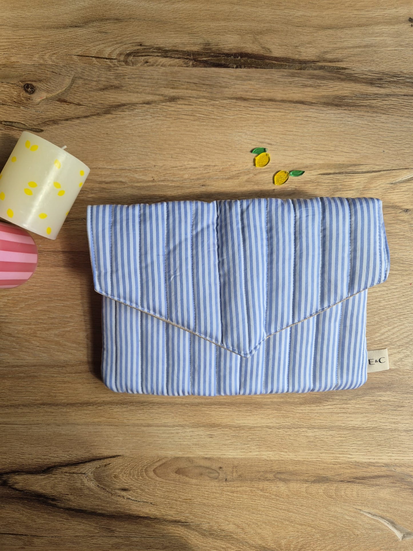 Manon- The tablet pouch